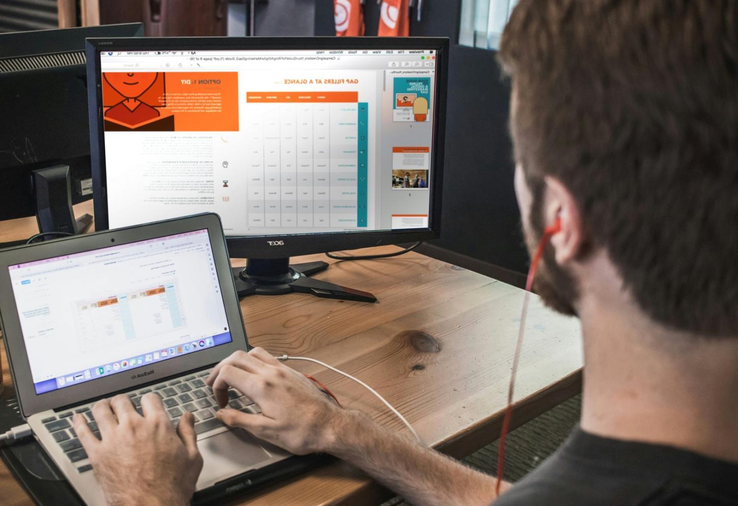 Finanzexperten bei der Analyse komplexer Marktdaten